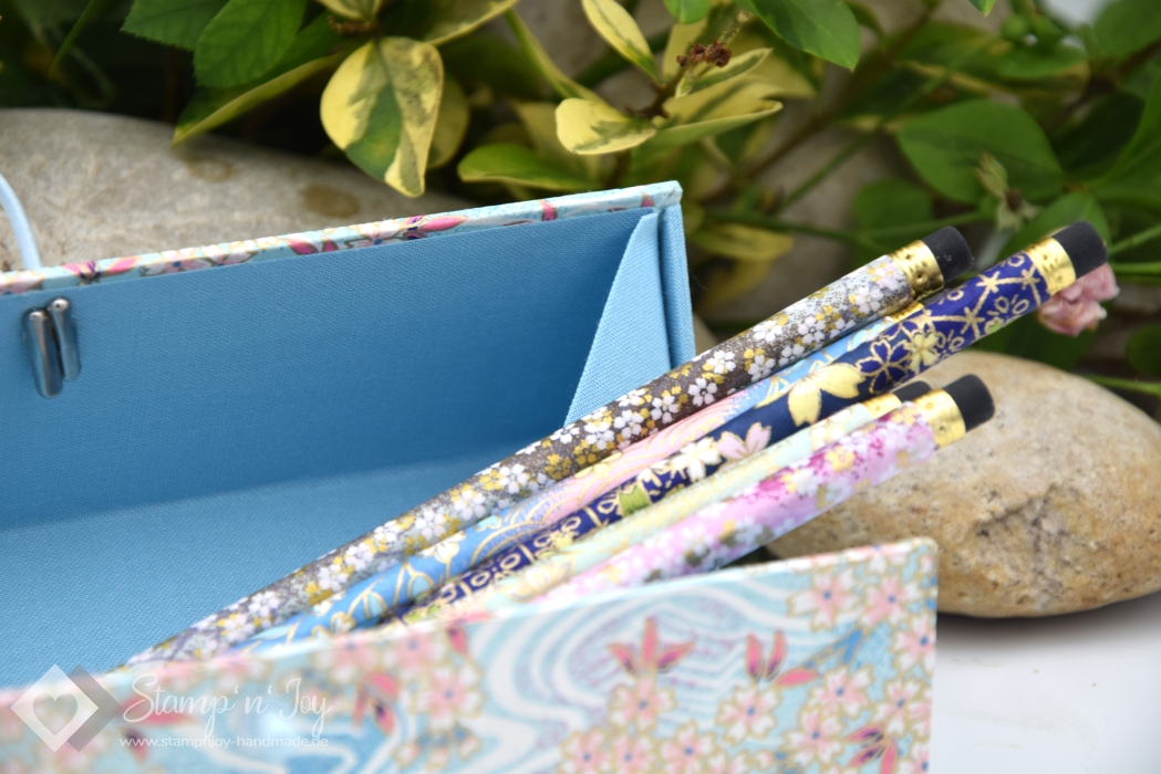 Dreiecks-Klappschachtel ca. 19,0x6,3x6,3cm (Size S) | Einband Japanpapier Chiyogami Kirschblüten floral | hellblau rosa | Art. Nr. 97040509